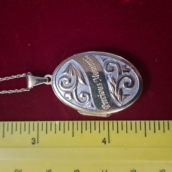 Vintage 9kt Gold Precious Moments Locket - Picture 8 of 8